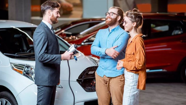 ep clientes preguntando por un coche electrico en el concesionario