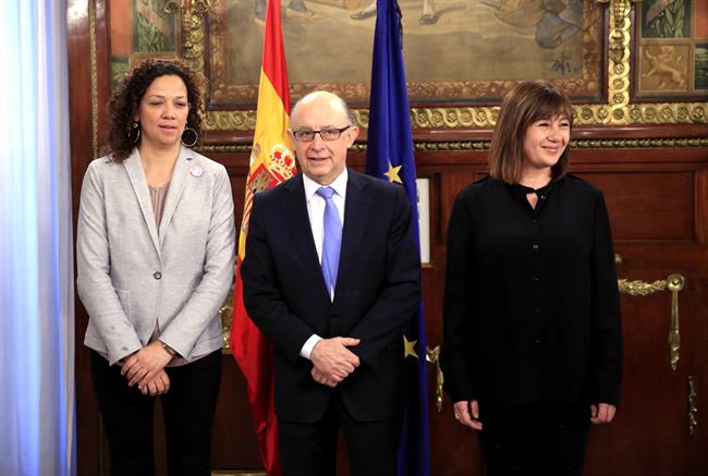Cristóbal Montoro recibe en su despacho a Francina Armengol | EUROPA PRESS ep cristobal montoro recibesu despachofrancina armengol