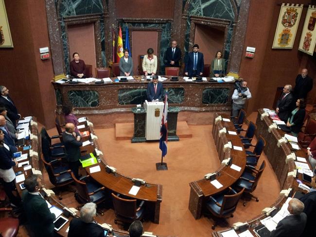 Diputados guardan un minuto de silencio | ASAMBLEA REGIONAL ep diputados guardanminutosilencio