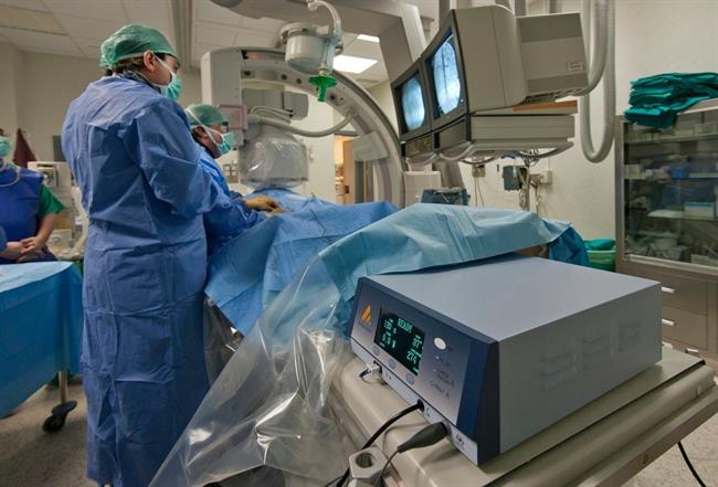 Dispositivo De Radiofrecuencia En Primer Plano En Una Operación A Un Hipertenso | EUROPA PRESS/HOSPITAL VIRGEN DEL ROCÍO ep dispositivoradiofrecuenciaprimer planouna operacionun hipertenso