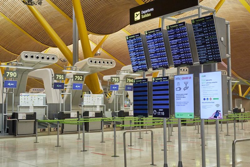 Las personas de vuelos procedentes de Sudáfrica y Brasil deberán guardar cuarentena