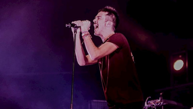 ep el cantante de vetusta morla pucho durante el concierto de la gira espanola mismo sitio distinto