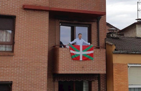 ep el lehendakari inigo urkullu coloca la ikurrina en el balcon de su domicilio en durango en el