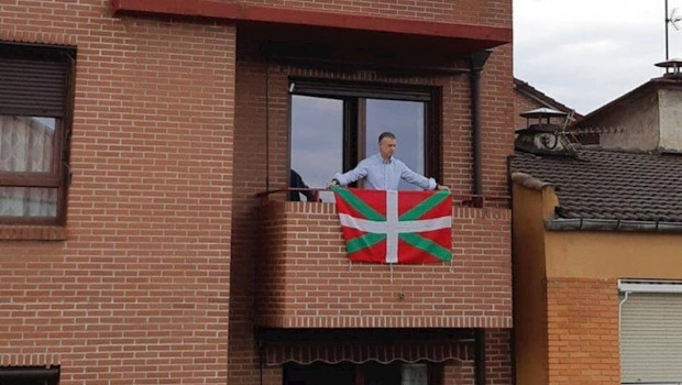 ep el lehendakari inigo urkullu coloca la ikurrina en el balcon de su domicilio en durango en el