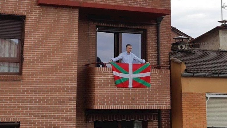 EL Lehendakari, Iñigo Urkullu, coloca la ikurriña en el balcón de su domicilio en Durango en el Aberri Eguna | PNV ep el lehendakari inigo urkullu coloca la ikurrina en el balcon de su domicilio en durango en el