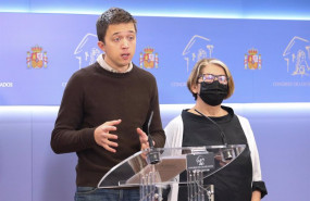 ep el lider de mas pais inigo errejon y la diputada de mas pais ines sabanes en una rueda de prensa