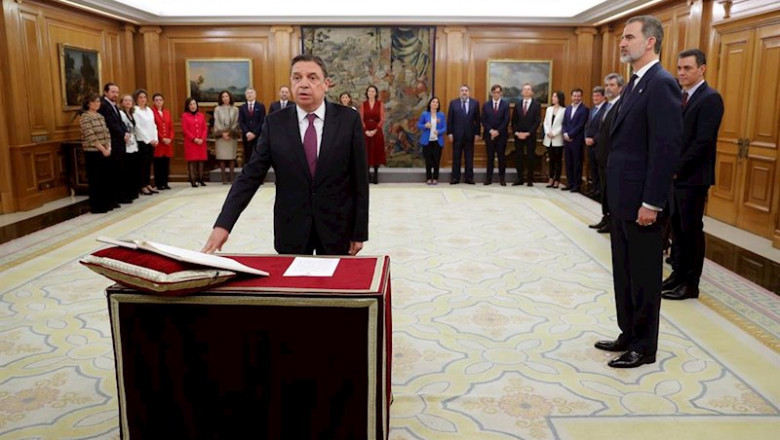 El ministro de Agricultura, Pesca y Alimentación, Luis Planas, jura o promete su cargo ante el Rey Felipe VI, en el Palacio de la Zarzuela de Madrid, a 13 de enero de 2020. | Pool ep el ministro de agricultura pesca y alimentacion luis planas jura o promete su cargo ante el rey
