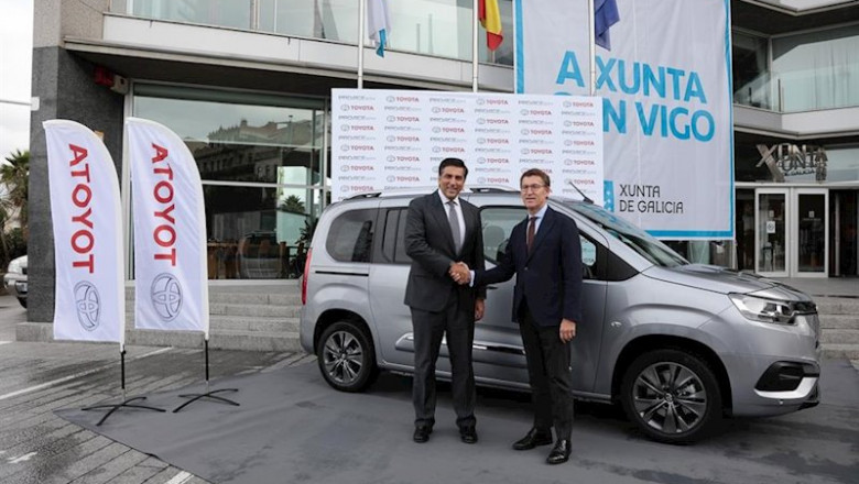 El presidente y consejero delegado de Toyota España, Miguel Carsi, (derecha) y el presidente de la Xunta de Galicia, Alberto Núñez Feijóo | TOYOTA ep el presidente y consejero delegado de toyota espana miguel carsi derecha y el presidente de la