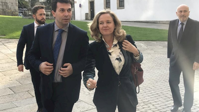 El secretario general del PSdeG, Gonzalo Caballero, junto a la ministra de Economía, Nadia Calviño, en Santiago de Compostela | EUROPA PRESS ep el secretario general del psdeg gonzalo caballero junto a la ministra de economia nadia calvino