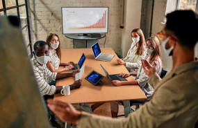 ep empleados utilziando la tecnologia de lenovo y microsoft teams