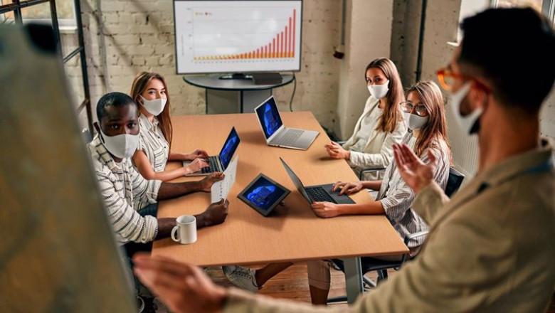 Empleados utilziando la tecnología de Lenovo y Microsoft Teams | LENOVO ep empleados utilziando la tecnologia de lenovo y microsoft teams