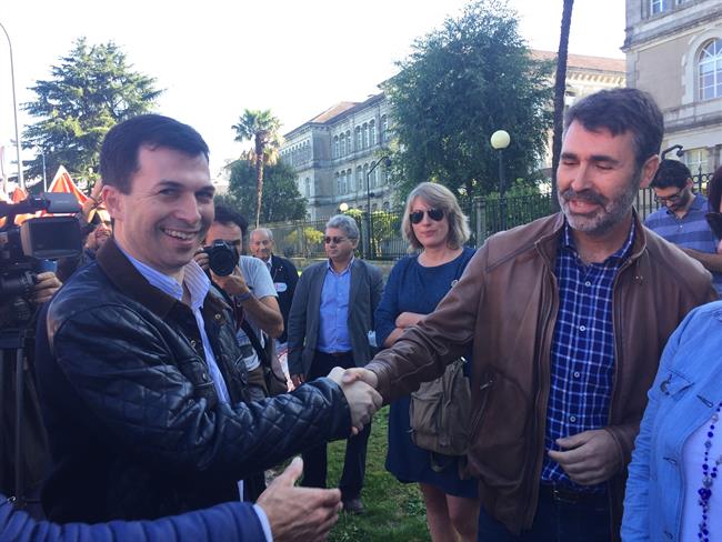 Gonzalo Caballero y Juan Díaz Villoslada (PSdeG) se saludan en una manifestación | EUROPA PRESS ep gonzalo caballerojuan diaz villoslada psdeg se saludanuna manifestacion