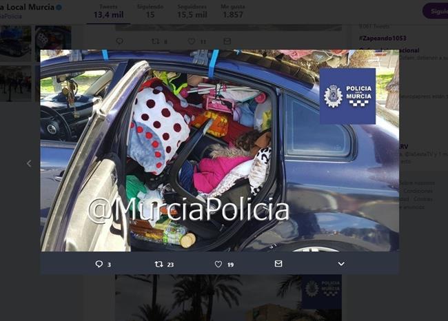 Imagen de la niña, en el interior del coche | TWITTER DE POLICÍA LOCAL ep imagenla nina eninteriorcoche