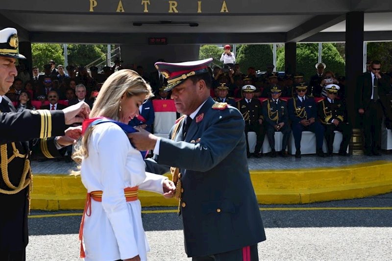 ep jeanine anez condecorada por las fuerzas armadas