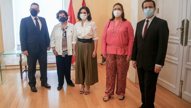 La presidenta en funciones de la Comunidad de Madrid, Isabel Díaz Ayuso, posa tras reunirse con representantes de asociaciones del sector de la peluquería y estética | Ricardo Rubio - Europa Press ep la presidenta en funciones de la comunidad de madrid isabel diaz ayuso posa tras reunirse con