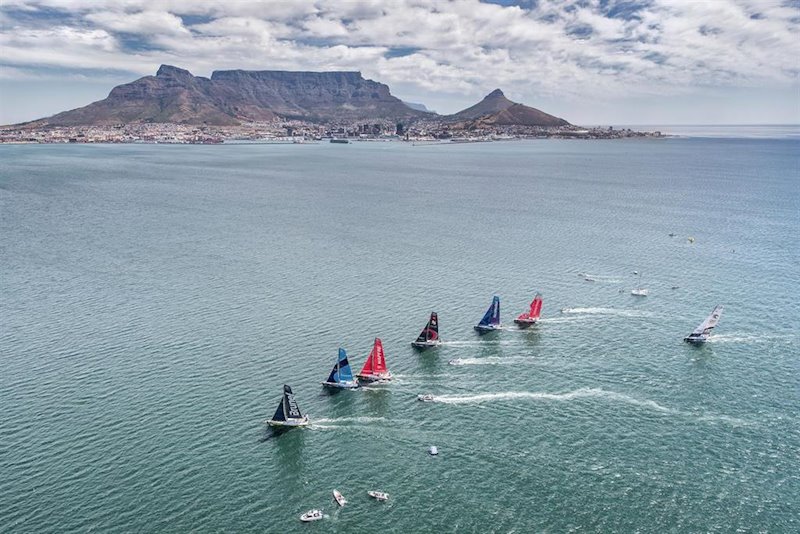 ep los barcos de la volvo ocean race entrenando en aguas de ciudad del cabo