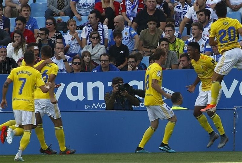 ep los jugadores del cadiz cf celebran un gol en la romareda