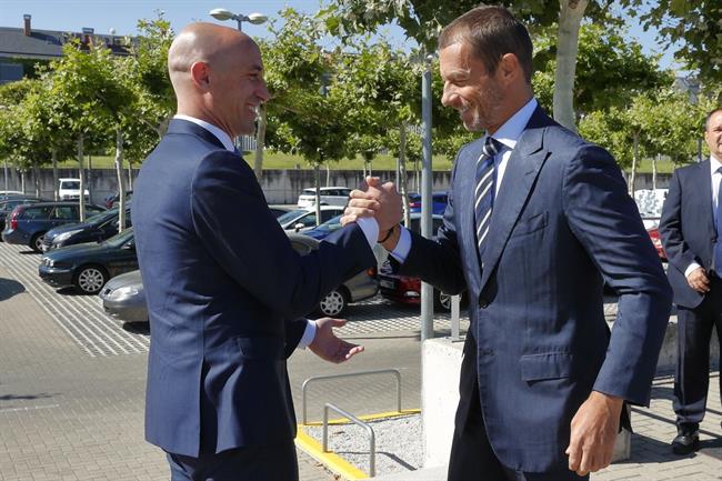ep luis rubiales saludaaleksander ceferin