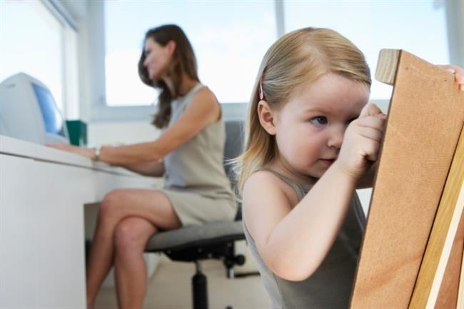 Mujer en el trabajo con su hija | THINKSTOCK ep mujertrabajosu hija