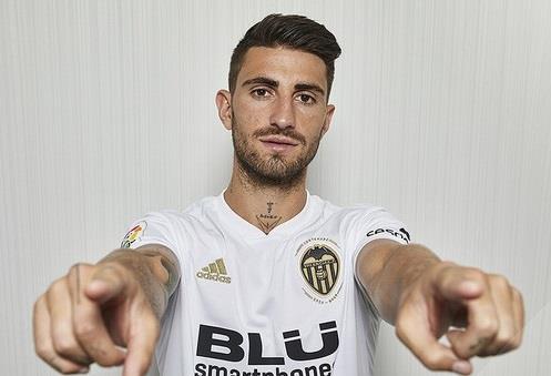 El nuevo jugador del Valencia CF, Cristiano Piccini | IVAN ARLANDIS ep nuevo jugadorvalencia cf cristiano piccini