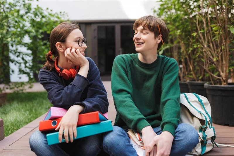ep pareja de jovenes estudiantes sonriendo ep pareja de jovenes estudiantes sonriendo