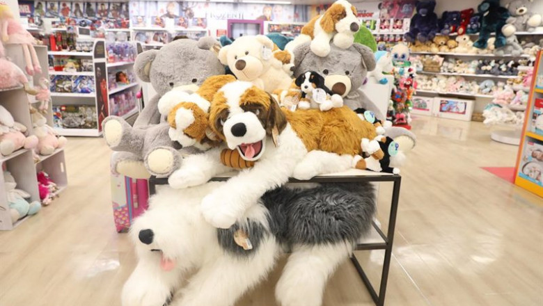ep peluches colocados en las estanterias de la seccion de jugueteria infantil ep peluches colocados en las estanterias de la seccion de jugueteria infantil