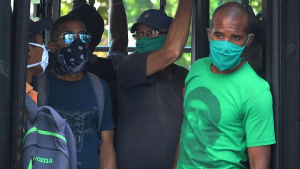 ep personas con mascarilla en la habana