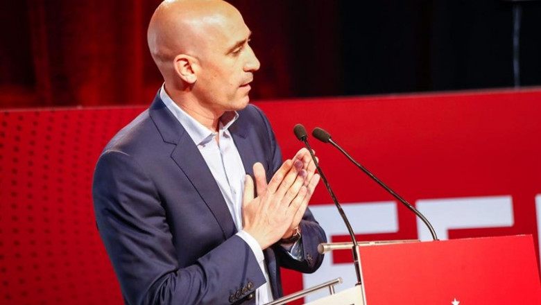 El presidente la Real Federación Española de Fútbol (RFEF) Luis Rubiales, durante su intervención en el acto de recepción a los campeones del Europeo Sub 21. | Óscar J.Barroso - Europa Press ep presidentereal federacion espanolafutbol rfef luis rubiales duranteintervencionactorecepcionlos campeoneseuropeo sub 21