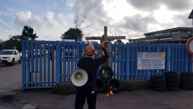 ep protesta de trabajadores de alcoa con la quema de un muneco del presidente de alcoa