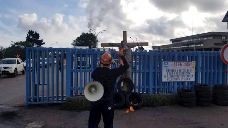 ep protesta de trabajadores de alcoa con la quema de un muneco del presidente de alcoa