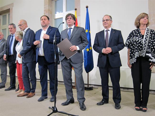 El pte.C.Puigdemont y sus consellers del Govern tras convocar el referéndum 1-O | EUROPA PRESS ep ptecpuigdemontsus consellersgovernconvocarreferendum 1-o