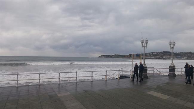Temporal en Gijón, oleaje, Playa de San Lorenzo, viento | Europa Press - Archivo ep temporalgijon oleaje playasan lorenzo viento
