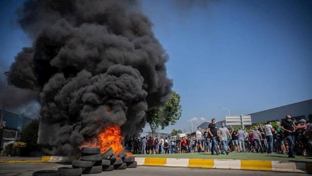 ep trabajadores de la planta de produccion de nissan en barcelona queman neumaticos en el exterior