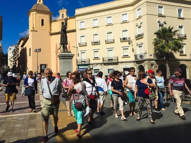 Turistas en Huelva capital. | EUROPA PRESS/PATRONATO DE TURISMO DE HUELVA ep turistashuelva capital