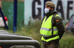 ep un militar del ejercito realiza controles de trafico a la salida de la ciudad durante un viernes