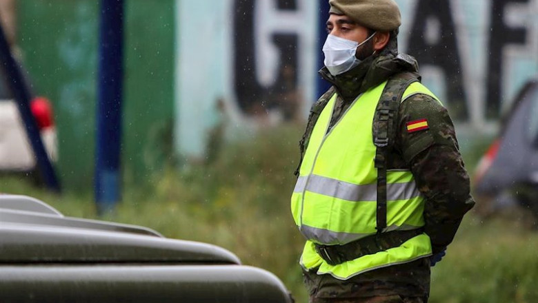 Un militar del Ejército realiza controles de tráfico a la salida de la ciudad durante un viernes del estado de alarma decretado por coronavirus, en Valencia (Comunidad Valenciana), a 27 de marzo de 2020. | Iván Terrón - Europa Press ep un militar del ejercito realiza controles de trafico a la salida de la ciudad durante un viernes