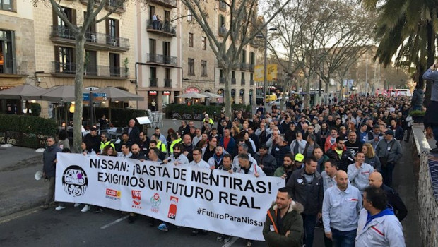 ep un millar de trabajadores de nissan protestan en barcelona para exigir un plan de futuro el 5 de