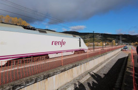 ep un tren de renfe a su paso por la robla a 9 de noviembre de 2022 en la robla leon castilla y leon