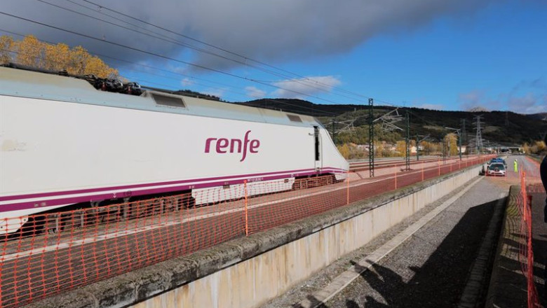 Un tren de Renfe a su paso por La Robla, a 9 de noviembre de 2022, en La Robla, León, Castilla y León (España). | Secundino Pérez - Europa Press ep un tren de renfe a su paso por la robla a 9 de noviembre de 2022 en la robla leon castilla y leon