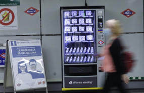 ep una de las nuevas maquinas de vending de mascarillas e hidrogel del metro de madrid en madrid