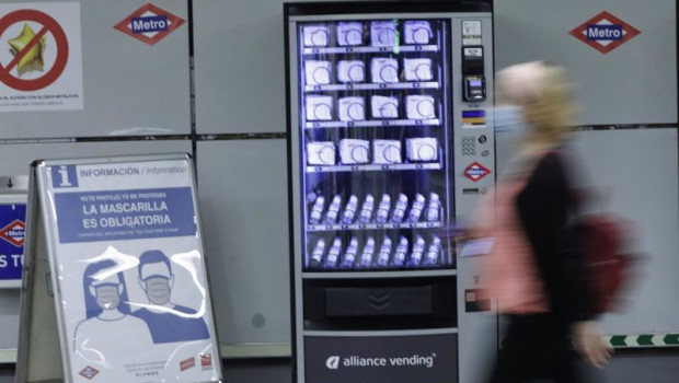 ep una de las nuevas maquinas de vending de mascarillas e hidrogel del metro de madrid en madrid