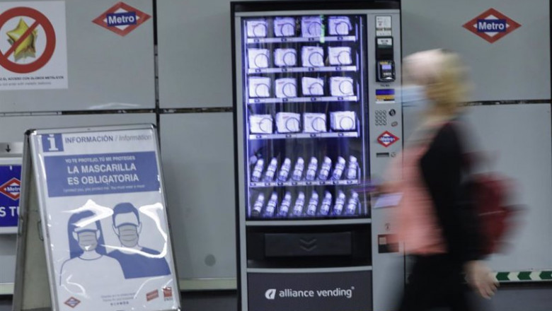 ep una de las nuevas maquinas de vending de mascarillas e hidrogel del metro de madrid en madrid