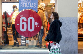 ep una mujer pasea junto a una tienda de moda de madrid