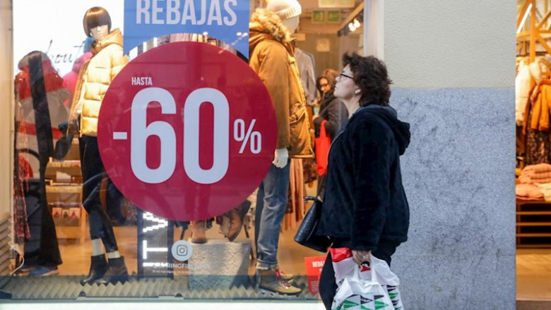 Una mujer pasea junto a una tienda de moda de Madrid, | Ricardo Rubio - Europa Press - Archivo ep una mujer pasea junto a una tienda de moda de madrid