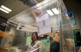 ep una persona mete su voto en una urna vota en el centro de formacion rodrigo giorgeta a 28 de mayo ep una persona mete su voto en una urna vota en el centro de formacion rodrigo giorgeta a 28 de mayo