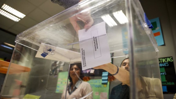 ep una persona mete su voto en una urna vota en el centro de formacion rodrigo giorgeta a 28 de mayo