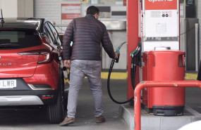 ep una persona reposta combustible en un coche en una gasolinera de cepsa