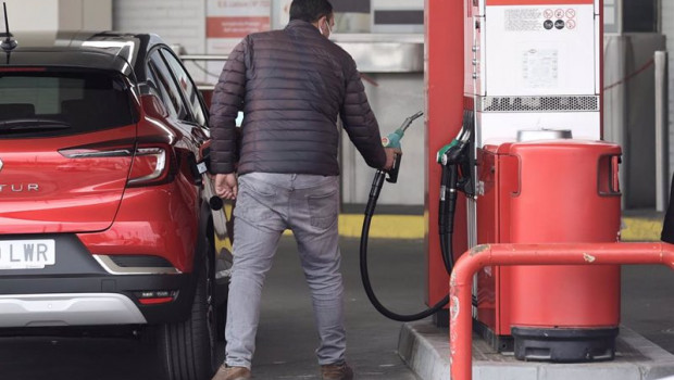 ep una persona reposta combustible en un coche en una gasolinera de cepsa