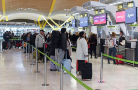 ep varias personas esperan para embarcar y facturar en la zona de salidasterminal 4 del aeropuerto ep varias personas esperan para embarcar y facturar en la zona de salidasterminal 4 del aeropuerto