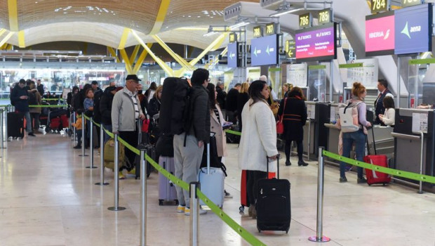 ep varias personas esperan para embarcar y facturar en la zona de salidasterminal 4 del aeropuerto